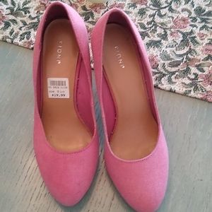 Gently worn, Dusty Pink with beautiful wood heel & trim, by Fioni, size 5.5